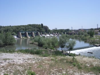 El riu Segre a Lleida, amb el partidor que dona inici al Canal de Seròs